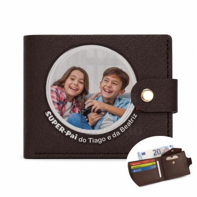 Carteira castanha com foto personalizada de crianças e texto, interior com compartimentos diversas.