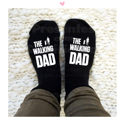 Meias pretas com texto 'THE WALKING DAD' e silhuetas de adulto e criança