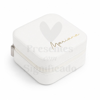 Estojo branco quadrado com o nome Mariana em dourado