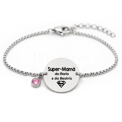 Pulseira prateada com pendente redondo gravado e pedra rosa