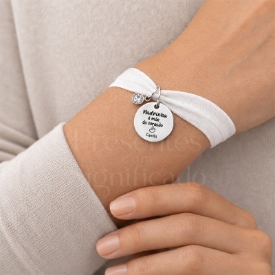 Pulseira branca com pendente prateado gravado com texto em português