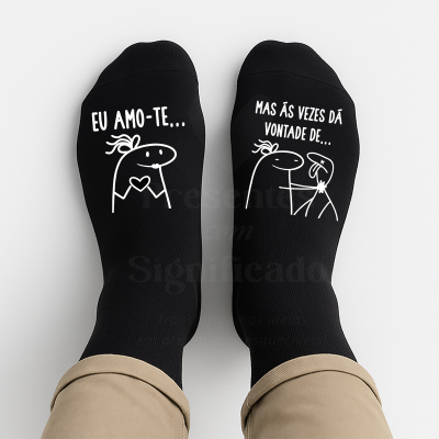 Meias pretas engraçadas com texto e desenhos brancos