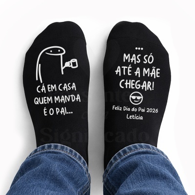 Par de meias pretas com texto branco divertido para o Dia do Pai