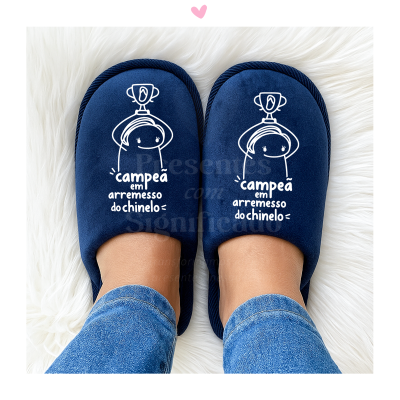 Chinelos azul escuro com desenho e texto branco 'campeã arremesso do chinelo'