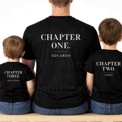 Três t-shirts pretas com texto branco nas costas com nomes e capítulos para pai e filhos.