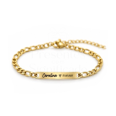 Pulseira dourada com placa gravada Carolina ♡ 15.08.2025 e fecho de lagosta