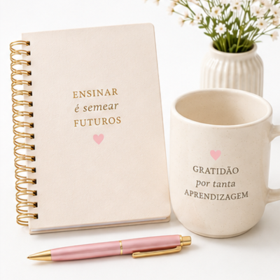 Caderno, caneca, caneta e vaso flores em tons creme e rosa