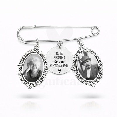 Alfinete prateado com fotos em moldura e pendente com texto para casamento