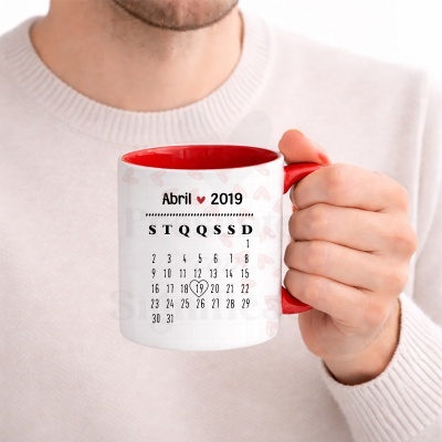 Caneca branca com interior vermelho e calendário de abril 2019 com coração no dia 19