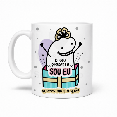 Caneca branca com figura sorridente numa caixa azul e texto humorístico em português.