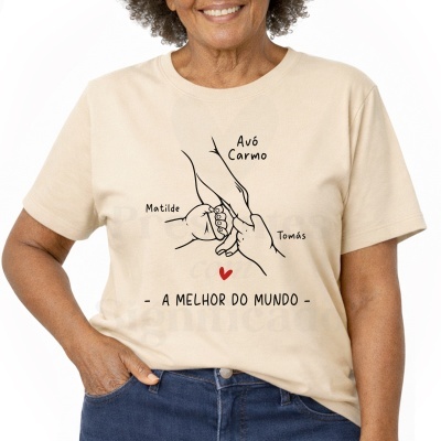 T-shirt bege clara com ilustração de mãos e texto em português.