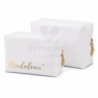 Conjunto de duas bolsas brancas retangulares com fecho dourado e texto Madalena dourado numa delas