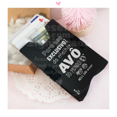 Carteira preta com inscrição branca e vários cartões dentro