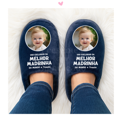 Chinelos azuis com foto de bebé e texto para madrinha