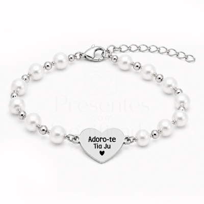 Pulseira de contas peroladas com placa de coração gravada.