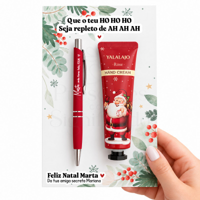 Conjunto caneta vermelha personalizada e creme mãos com Pai Natal em embalagem vermelha, fundo natalício branco e verde