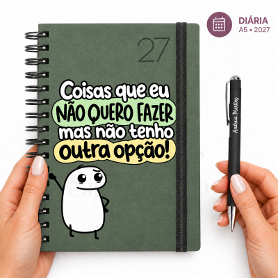 Caderno A5 verde escuro com texto em português e personagem, com caneta preta