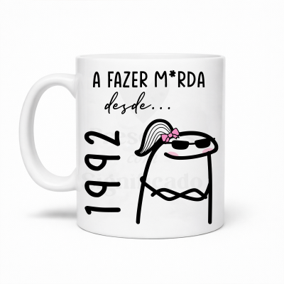 Caneca branca com desenho de personagem e texto humorístico em preto e rosa.