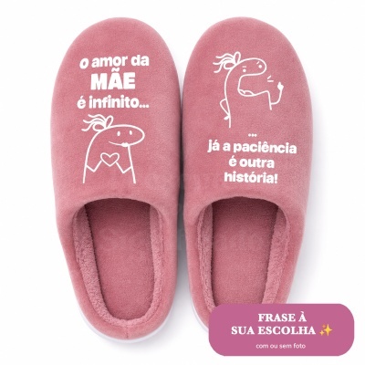 Chinelos cor-de-rosa com ilustrações e texto branco sobre amor de mãe.