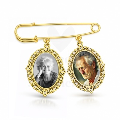 Alfinete de segurança dourado com duas molduras ovais contendo fotos de idosos cabelos brancos.