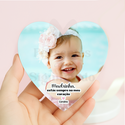 Espelho coração com foto de bebé sorridente e texto para madrinha