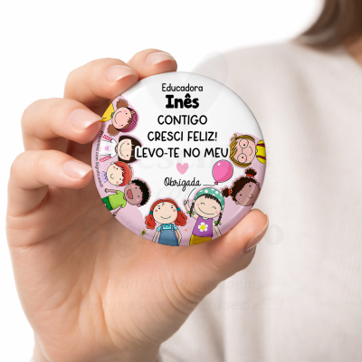 Botão redondo com ilustrações infantis e texto de agradecimento para educadora