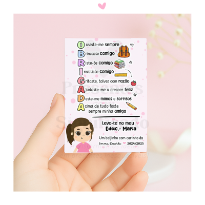 Cartão colorido com mensagem e desenho de menina em fundo branco com bolinhas cor-de-rosa