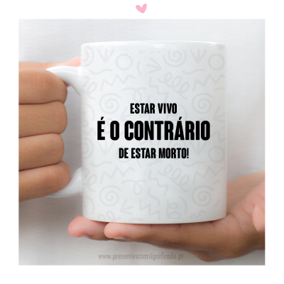 Caneca branca com texto em português e padrão abstrato cinza seguro por mãos