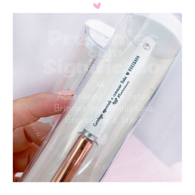 Caneta branca com texto e embalagem plástica transparente