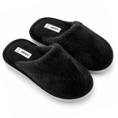 Chinelos tipo pantufa pretos felpudos com sola branca e etiqueta JOMIX