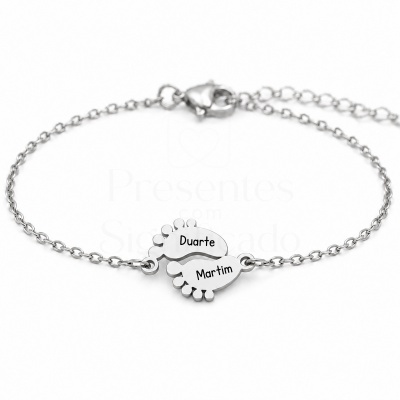 Pulseira de metal com pingente em forma de pés bebé e nomes Duarte e Martim