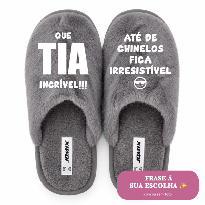 Chinelos cinzentos de pelúcia com texto em branco e etiqueta JOMIX