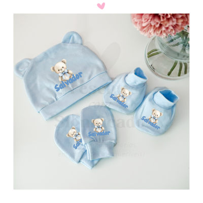 Conjunto de bebé azul claro com gorro, luvas e sapatinhos, ursinho bebé estampado e nome Salvador