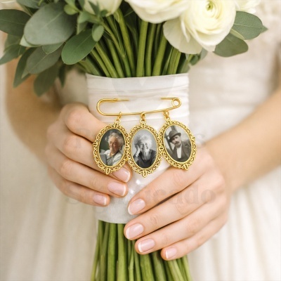 Buquê com flores brancas e alfinete dourado com três molduras ovais contendo fotografias