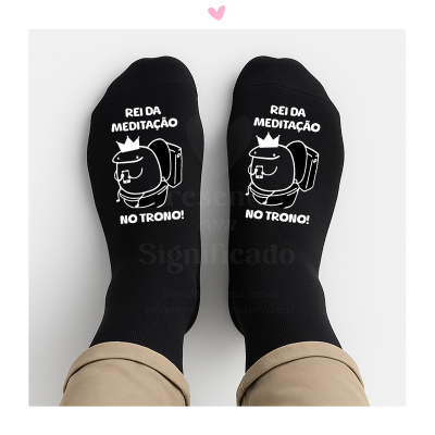 Meias pretas com texto branco Rei da Meditação No Trono e desenho de personagem com coroa e mochila.