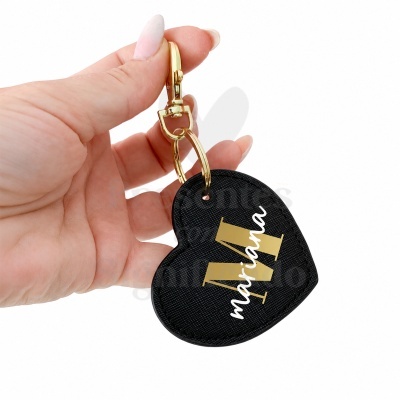 Porta-chaves coração preto com letra M dourada e nome mariana em branco