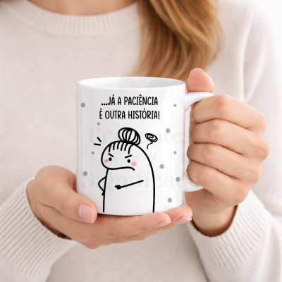 Caneca branca com ilustração e texto segurada por mãos femininas com camisola branca
