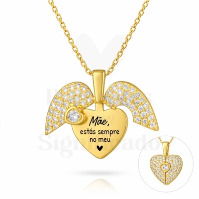 Colar dourado com pendente de coração e asas brilhantes com texto em português