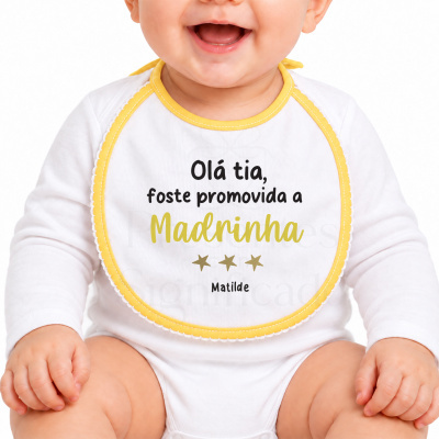Babete branco com bordaduras amarelas e texto para madrinha