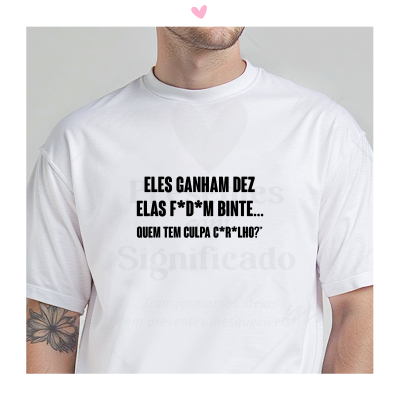 T-shirt branca com texto preto em letras maiúsculas, usada por uma pessoa com tatuagem no braço