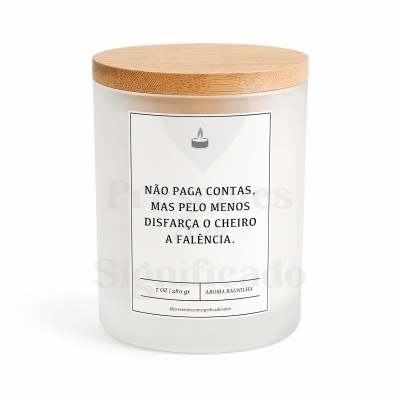 Vela em frasco de vidro fosco com tampa de madeira e etiqueta com texto em português.