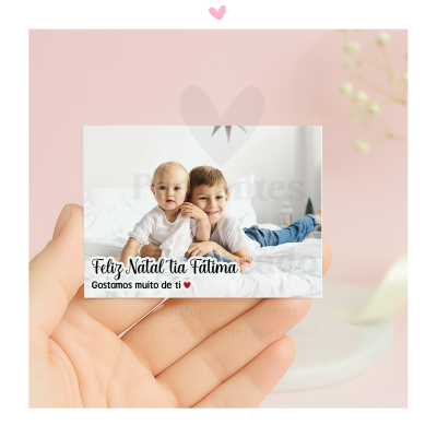 Cartão de Natal personalizado com foto de duas crianças num fundo branco e texto de felicitações em português.