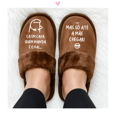 Pantufas castanhas com frase engraçada em branco