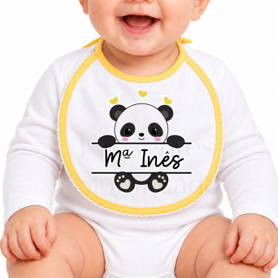 Babete branco com borda amarela e desenho de panda com texto
