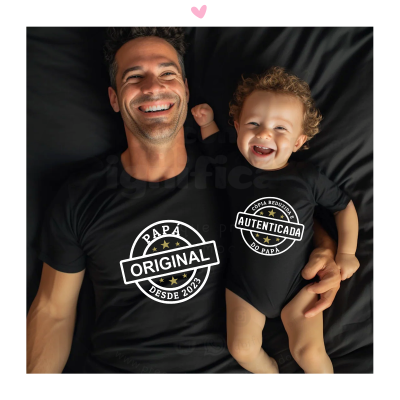 Pai e bebé deitados com camisola e body pretos estampados com textos em branco e amarelo