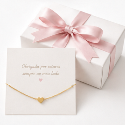 Colar dourado em forma de coração com mensagem e caixa branca com laço rosa