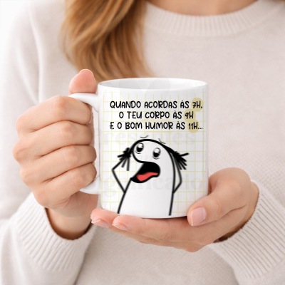 Caneca branca com frase em português preto e ilustração caricatural