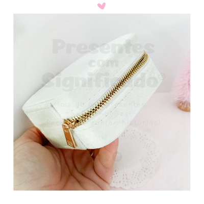 Bolsa pequena branca em veludo com fecho dourado
