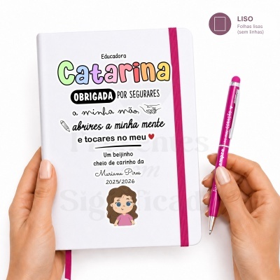 Caderno branco personalizado para educadora Catarina com elástico rosa e caneta rosa ao lado