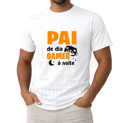 Camiseta branca com texto e imagem alusiva a pai e gamer.